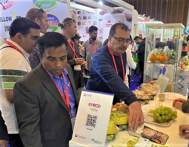 [세종=뉴시스] 두바이 국제식품박람회 한국관에서 현지 바이어들과 현장 상담을 진행하는 모습. (사진=aT 제공) *재판매 및 DB 금지