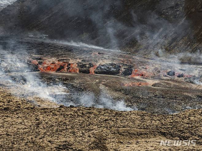 [그린다비크=AP/뉴시스] 29일(현지시각) 아이슬란드 그린다비크에서 화산이 폭발해 용암이 분출되고 있다. 2024.05.30.