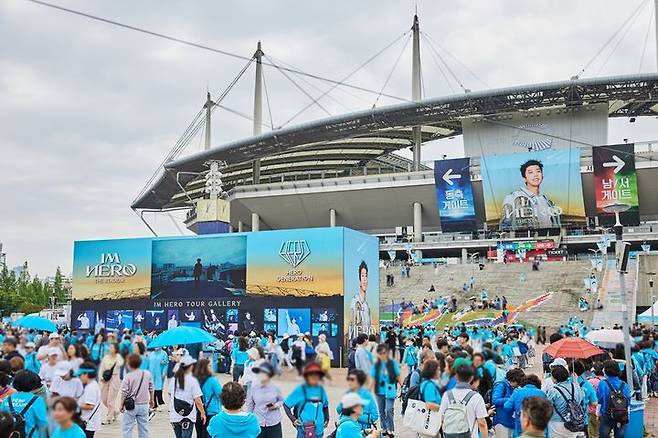 [서울=뉴시스] 톱 가수 임영웅이 25일 오후 마포구 서울월드컵경기장에서 콘서트 '아임 히어로 - 더 스타디움(IM HERO - THE STADIUM)'을 펼쳤다. 26일 같은 장소에서 콘서트가 이어졌는데, 비가 쏟아지는 가운데서도 열기까지 식지 않았다. (사진 = 물고기뮤직 제공) 2024.05.26. photo@newsis.com *재판매 및 DB 금지