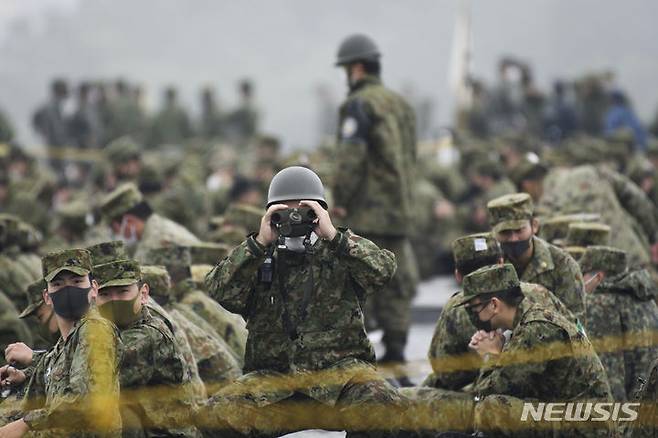 [고텐바=AP/뉴시스]일본 자위대 대원이 30일 혼슈 중남부 야마나시현에서 훈련 중 수류탄 폭발로 사망했다고 현지 언론이 보도했다. 사진은 2021년 5월 일본 육상자위대 병사가 도쿄 남서부 고텐바에 있는 육상자위대 훈련장에서 실사격 훈련을 하는 모습. 2024.05.30.