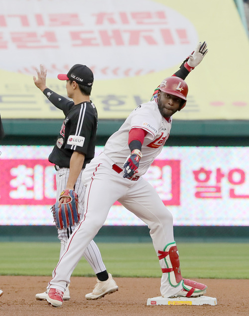 기예르모 에레디아가 30일 인천 LG전에서 2루타를 치고 나가 세리머니하고 있다. SSG 제공