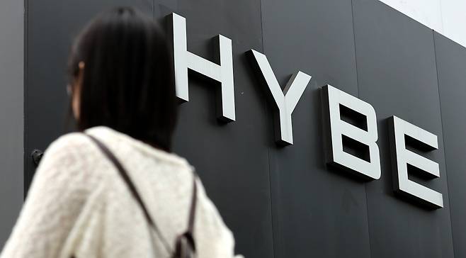 (서울=뉴스1) 박지혜 기자 = 30일 오후 서울 용산구 하이브본사 앞으로 시민들이 지나가고 있다.  그룹 '뉴진스'가 소속된 어도어의 대표와 모회사 하이브 간 분쟁에서 법원이 어도어 대표 측 손을 들어줬다.  서울중앙지법 민사합의50부 이날 민희진 어도어 대표가 하이브를 상대로 낸 의결권 행사 금지 가처분 신청을 인용했다. 2024.5.30/뉴스1  Copyright (C) 뉴스1. All rights reserved. 무단 전재 및 재배포,  AI학습 이용 금지. /사진=(서울=뉴스1) 박지혜 기자