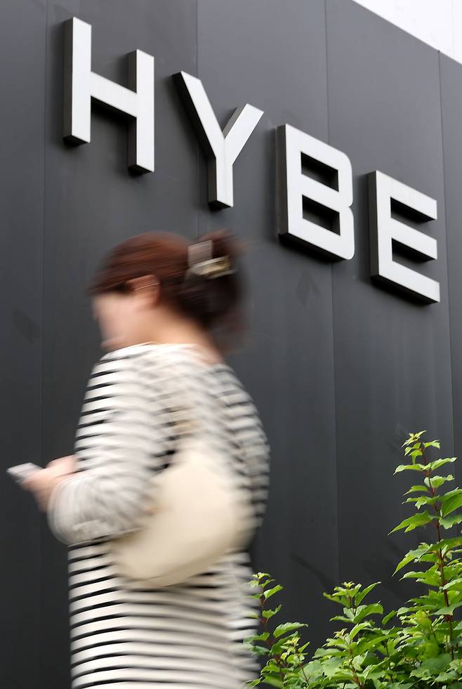 (서울=뉴스1) 박지혜 기자 = 30일 오후 서울 용산구 하이브본사 앞으로 시민들이 지나가고 있다. 그룹 '뉴진스'가 소속된 어도어의 대표와 모회사 하이브 간 분쟁에서 법원이 어도어 대표 측 손을 들어줬다. 서울중앙지법 민사합의50부 이날 민희진 어도어 대표가 하이브를 상대로 낸 의결권 행사 금지 가처분 신청을 인용했다. 2024.5.30/뉴스1 Copyright (C) 뉴스1. All rights reserved. 무단 전재 및 재배포, AI학습 이용 금지. /사진=(서울=뉴스1) 박지혜 기자