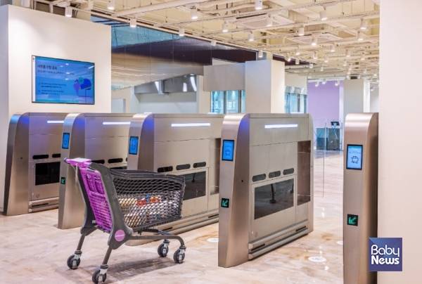 국내 최초·최대 육아용품 오프라인 쇼핑몰 '링크맘'엔 계산대가 없다. 제품 체험, 가격비교, 결제와 주차정산까지 한번에. ⓒ링크맘