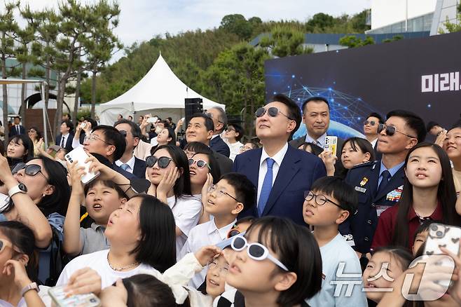 윤석열 대통령이 30일 경남 사천시 항공우주박물관 일원에서 열린 미래세대와 함께하는 우주항공 축제에서 학생들과 함께 블랙이글스 축하비행을 관람 하고 있다. (대통령실 제공) 2024.5.30/뉴스1 ⓒ News1 송원영 기자