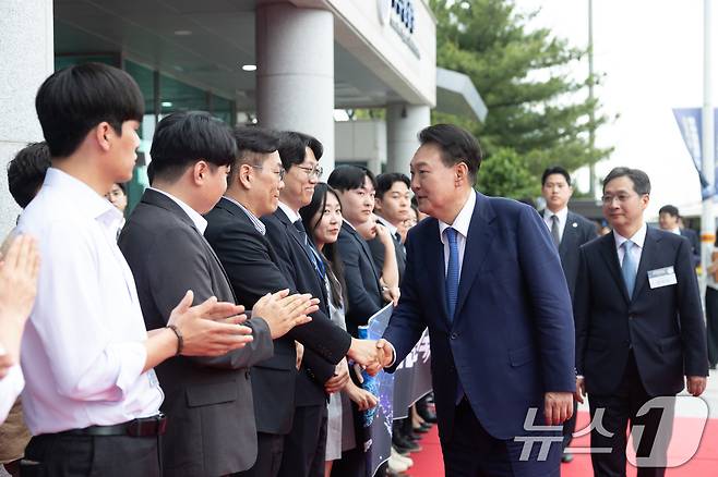 윤석열 대통령이 30일 경남 사천시 우주항공청 임시청사에서 열린 우주항공청 개청식 및 제1차 국가우주위원회에서 참석자들을 격려하고 있다. (대통령실 제공) 2024.5.30/뉴스1 ⓒ News1 송원영 기자