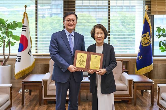 조영수 한세예스24문화재단 명예이사장이 서울대학교 인문대학에 발전기금 1억 원을 기부하고 감사패를 수여받았다.(한세예스24문화재단제공)