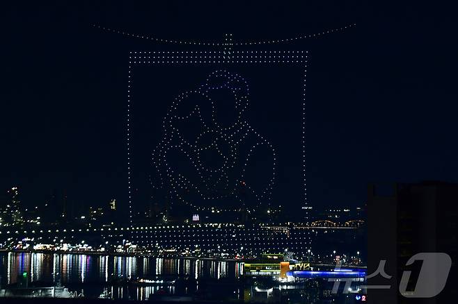 2024 포항국제불빛축제'를 맞아 1000대의 드론이 다정한 가족을 표현하고 있다. 2024.5.31/뉴스1 ⓒ News1 최창호 기자