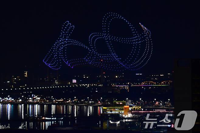 '2024 포항국제불빛축제'를 맞아 1000대의 드론이 스페이스 워크를 만들고 있다. 2024.5.31/뉴스1 ⓒ News1 최창호 기자