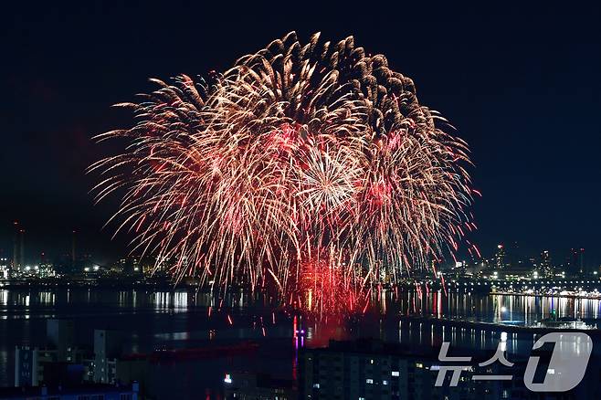 2024 포항국제불빛축제 첫날인 31일 북구 영일대해수욕장 상공에서 불꾳쇼가 펼쳐지고 있다. 2024.5.31/뉴스1 ⓒ News1 최창호 기자