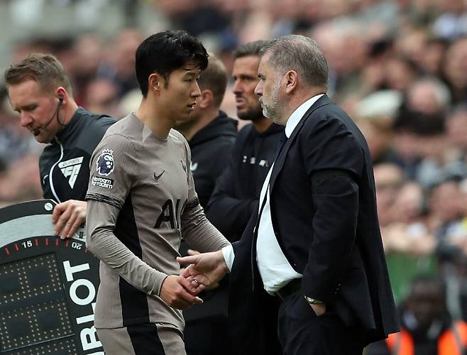 Soccer Football - Premier League - Newcastle United v Tottenham Hotspur - St James' Park, Newcastle, Britain - April 13, 2024 Tottenham Hotspur's Son Heung-min with manager Ange Postecoglou after being substituted REUTERS/Scott Heppell NO USE WITH UNAUTHORIZED AUDIO, VIDEO, DATA, FIXTURE LISTS, CLUB/LEAGUE LOGOS OR 'LIVE' SERVICES. ONLINE IN-MATCH USE LIMITED TO 45 IMAGES, NO VIDEO EMULATION. NO USE IN BETTING, GAMES OR SINGLE CLUB/LEAGUE/PLAYER PUBLICATIONS.







<저작권자(c) 연합뉴스, 무단 전재-재배포, AI 학습 및 활용 금지>