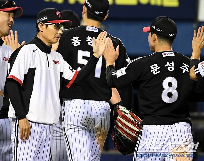 31일 잠실야구장에서 열린 LG와 두산의 경기, LG가 6대3으로 승리했다. 경기 종료 후 기쁨을 나누는 염경엽 감독과 문성주의 모습. 잠실=허상욱 기자wook@sportschosun.com/2024.05.31/