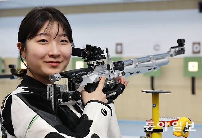 17세 반효진은 파리 올림픽에 출전하는 한국 사격대표팀의 막내이자 유일한 고교생이다. 2021년 처음 총을 잡은 뒤 3년 만에 
태극마크를 단 반효진은 여갑순(1992년 바르셀로나 대회 금메달) 강초현(2000년 시드니 대회 은메달)에 이어 ‘여고생 올림픽 
메달리스트’에 도전한다. 진천=양회성 기자 yohan@donga.com