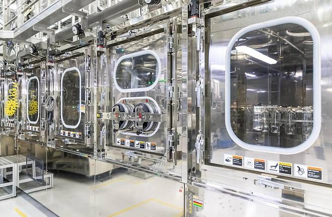 강원 횡성군의 동원시스템즈 공장. 플라스틱 원형 모형 ‘프리폼’을 음료에 맞는 플라스틱병으로 가공한 뒤 오른쪽 소독기기에 넣으면 
왼편의 기기들로 이동하며 과산화수소수 소독, 물 세척 등을 거친다. 음료가 주입된 병은 135도에서 급속 살균하는 무균충전 공법 
방식을 거친다. 동원그룹 제공