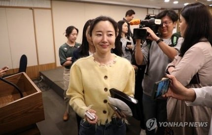 기자 명함 덱 들고 퇴장하는 민희진