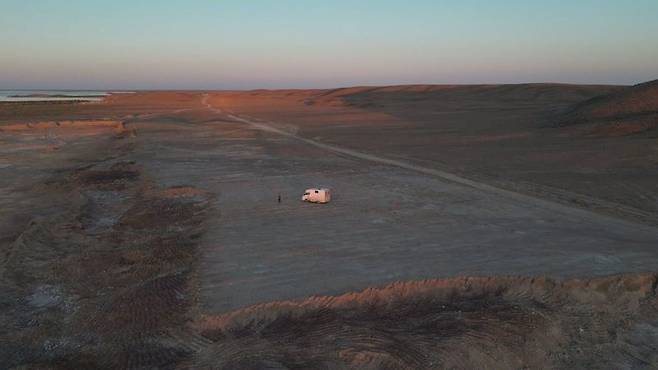 주변에 나무 한 그루 없이 횡~한 카자흐스탄 공터에서 차박을 했다. 사진=김태원(tan)
