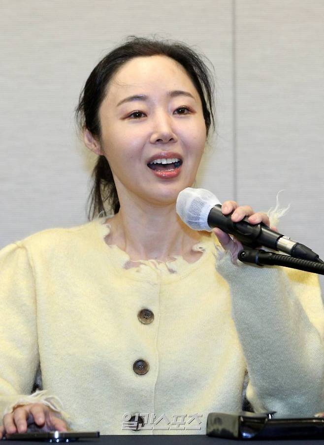 민희진 어도어 대표가 31일 오후 서울 중구 프레스센터에서 진행된 긴급기자회견에서 어도어 임시주주총회에 대한 입장을 밝히고 있다. 전날 법원이 의결권 행사 금지 가처분 신청을 받아들이면서 하이브의 민희진 대표의 대표직 해임은 막았지만 기존 측근 사내 이사 2명은 교체됐다. 김민규 기자 mgkim1@edaily.co.kr /2024.05.31/