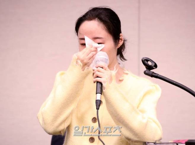 민희진 어도어 대표가 31일 오후 서울 중구 프레스센터에서 진행된 긴급기자회견에 참석해 입장을 밝히다 눈물지고 있다. 전날 법원이 의결권 행사 금지 가처분 신청을 받아들이면서 하이브의 민희진 대표의 대표직 해임은 막았지만 기존 측근 사내 이사 2명은 교체됐다. 김민규 기자 mgkim1@edaily.co.kr /2024.05.31/