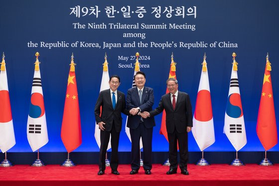윤석열 대통령이 지난 27일 청와대 영빈관에서 열린 제9차 한·일·중 정상회의에 앞서 기시다 후미오(岸田文雄) 일본 총리, 리창(李强) 중국 총리와 기념사진을 찍고 있다. 김현동 기자