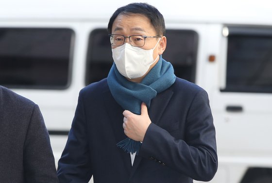 구현모 전 KT 대표가 지난해 1월 서울중앙지법에서 열린 '국회의원 쪼개기 후원' 혐의 공판에 출석하고 있다. 뉴스1