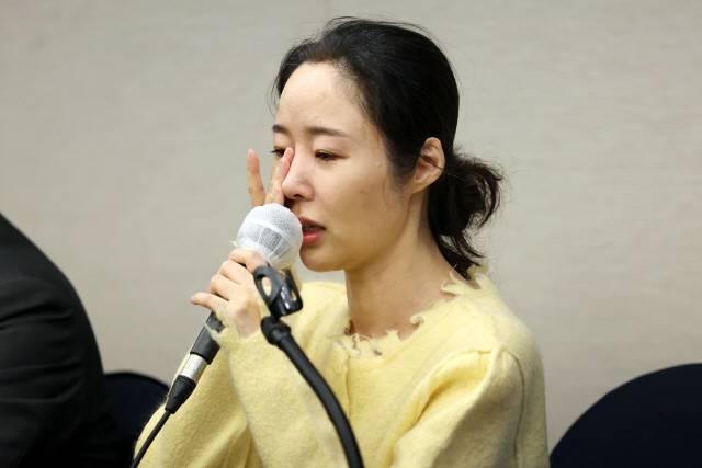 ▲ 민희진 어도어 대표가 31일 오후 서울 중구 한국프레스센터에서 두 번째 기자회견을 열고 이날 오전 열린 어도어 임시주주총회와 관련한 입장을 발표하던 중 눈물을 흘리고 있다. 연합뉴스