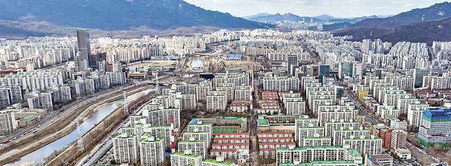 서울시가 26일 ‘강북권 대개조 구상’을 통해 노후 아파트 단지의 용적률 완화 계획을 밝혔다. 재건축을 추진 중인 노원구 아파트 단지.  최혁 기자