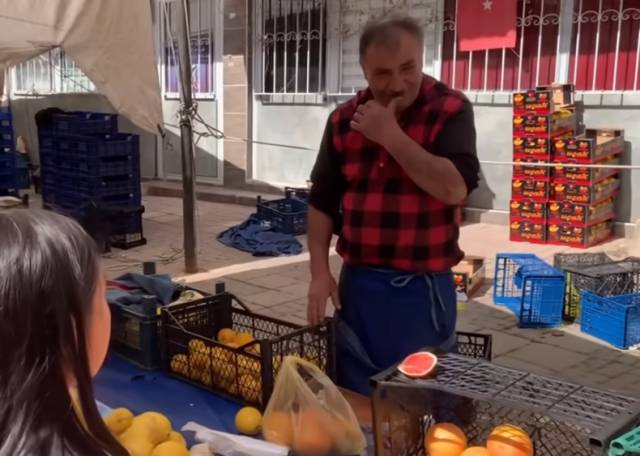 생각에 잠긴 주인. 유튜브 '미세스다르' 캡처