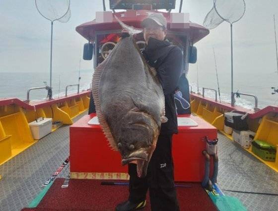 1m 8cm짜리 광어를 낚은 윤석태씨 / 사진 = 연합뉴스(윤석태씨 제공)