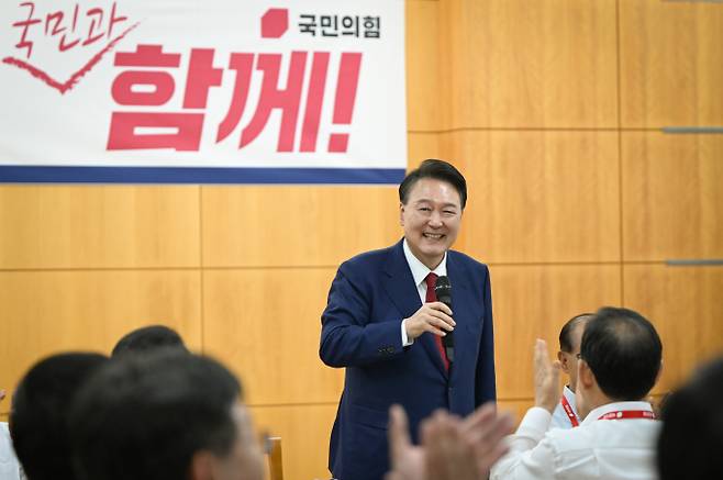 윤석열 대통령이 지난 30일 제22대 국민의힘 국회의원 워크숍에 참석했다. 사진은 윤 대통령이 지난 30일 충남 천안 재능교육연수원에서 열린 제22대 국민의힘 국회의원 워크숍에서 인사말을 하는 모습. /사진=뉴시스(대통령실 제공)