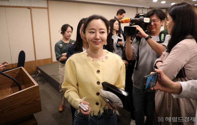 민희진 어도어 대표가 31일 오후 서울 중구 프레스센터에서 어도어 임시주주총회 관련 기자회견을 마친 뒤 이동하고 있다. 민 대표는 전날 법원이 의결권 행사 금지 가처분 신청을 받아들이면서 유임에 성공했다. 임세준 기자