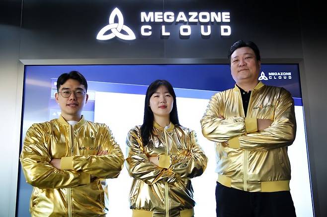 (왼쪽부터)메가존클라우드 주재빈 매니저, 권모아 매니저, 김가람 팀장이 AWS 올스타를 인증하는 골든 자켓을 입고 기념 촬영을 하고 있다(사진=메가존클라우드 제공) *재판매 및 DB 금지
