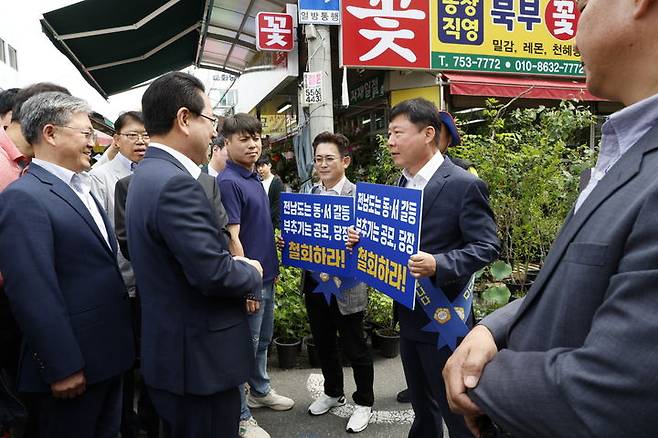 [순천=뉴시스] 정병회 순천시의장과 시의원들이 30일 순천 웃장을 방문한 김영록 도지사를 만나 의대 공모 중단을 요구하고 있다. (사진=순천시의회 제공) 2024.05.31. photo@newsis.com *재판매 및 DB 금지