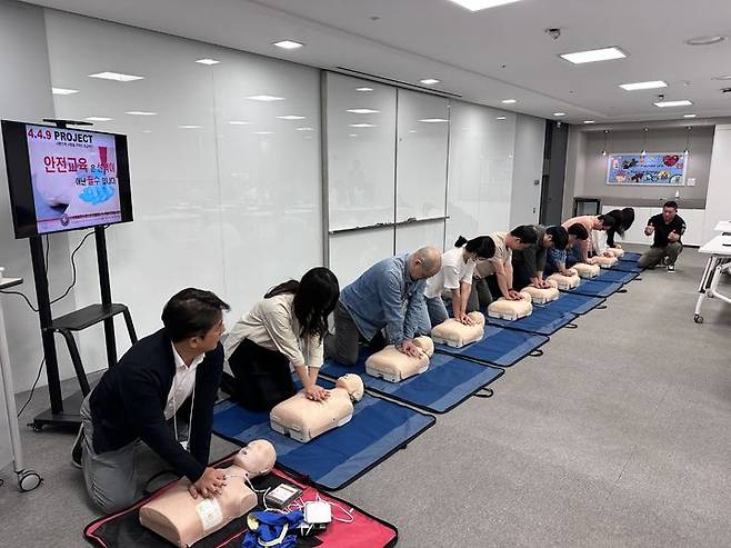 [서울=뉴시스]31일 푸본현대생명 임직원들이 안전사고예방활동 프로그램 중, 심폐소생술 실습을 시행했다.(사진=푸본현대생명 제공)2024.05.31 photo@newsis.com  *재판매 및 DB 금지