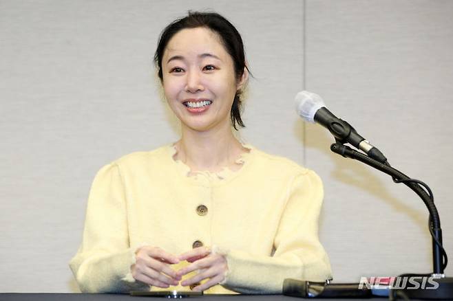 [서울=뉴시스] 김혜진 기자 = 민희진 어도어 대표가 31일 오후 서울 중구 한국프레스센터에서 열린 기자회견에 참석해있다.앞서 하이브는 민희진 대표가 어도어 경영권을 탈취하려는 계획을 세웠다고 보고 감사에 착수했고 그를 업무상 배임 혐의로 고발했다. 하이브는 이날 임시주주총회를 열어 민희진 대표를 비롯한 민희진 대표의 측근인 이사들을 해임하려했으나 30일 가처분 인용 결정으로 민희진 대표 해임에 대한 의결권을 행사하지 못하게 됐다. 이로써 민희진 대표는 유임이 확정됐고 민희진 대표 측 기존 어도어 이사 2명은 해임되면서 하이브 측 인사인 김주영 CHRO(최고인사책임자), 이재상 CSO(최고전략책임자), 이경준 CFO(최고재무책임자)를 새 사내이사로 선임했다. (공동취재) 2024.05.31. jini@newsis.com