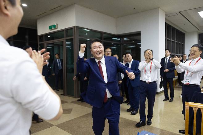 윤석열 대통령이 30일 충남 천안 재능교육연수원에서 열린 제22대 국민의힘 국회의원 워크숍에서 만찬을 마친 뒤 어퍼컷 세리머니를 하고 있다. 연합뉴스