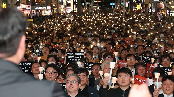 대한의사협회 소속 부산·울산·경남 의사들이 30일 오전 부산 해운대구 구남로에서 촛불집회를 열고 있다.