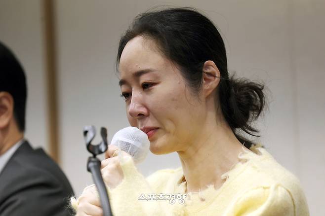 민희진 어도어 대표가 31일 서울 중구 프레스센터에서 어도어 임시주주총회 관련 기자회견을 하고 있다. 2023.05.31 권도현 기자