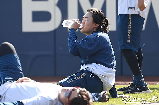 NC는 29일 창원 NC파크에서 열린 '2024 신한 SOL Bank KBO 리그' KIA 타이거즈와 주중 3연전 두 번째 경기에서 초록우산과 함께 지역 내 희귀 질환을 겪고 있는 아동들을 경기장로 초대했다. NC 다이노스