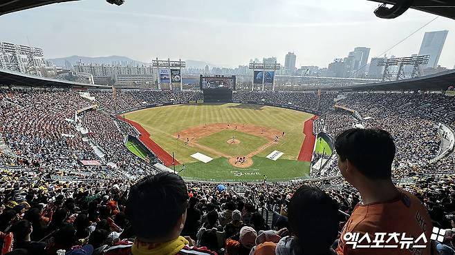 23일 오후 서울 송파구 잠실야구장에서 열린 2024 신한 SOL Bank KBO리그 한화 이글스와 LG 트윈스의 경기, 2만3천750석이 매진되었다. 엑스포츠뉴스 DB