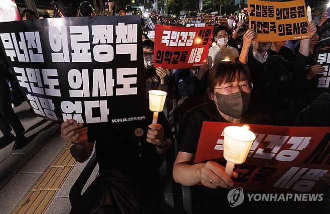 대한민국 의료 사망선고 촛불 집회 나선 의사들 (서울=연합뉴스) 황광모 기자