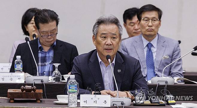 체육계 현안 관련 발언하는 이기흥 회장 (서울=연합뉴스) 황광모 기자 = 이기흥 대한체육회장이 31일 오전 서울 송파구 올림픽파크텔에서 열린 제31차 대한체육회 이사회에 참석해 체육계 현안과 관련한 발언을 하고 있다. 2024.5.31 hkmpooh@yna.co.kr