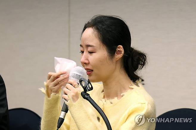 눈물 닦는 민희진 어도어 대표 (서울=연합뉴스) 강민지 기자 = 민희진 어도어 대표가 31일 오후 서울 중구 한국프레스센터에서 두 번째 기자회견을 열고 이날 오전 열린 어도어 임시주주총회와 관련한 입장을 발표하던 중 눈물을 닦고 있다. 2024.5.31 [공동취재] mjkang@yna.co.kr