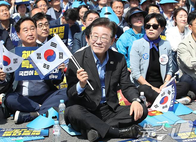 이재명 더불어민주당 대표가 1일 서울 용산구 서울역 인근에서 열린 윤석열정권 규탄 및 해병대원 특검법 관철을 위한 범국민대회에서 태극기를 흔들고 있다. 2024.6.1/뉴스1 ⓒ News1 임세영 기자