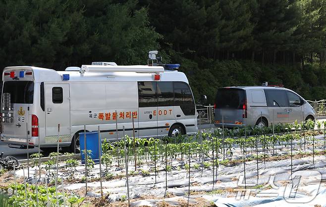 지난달 29일 오전 대남전단 풍선으로 추정되는 잔해가 발견된 경기 용인시 이동읍 송전리에 육군 폭발물처리반 차량이 서 있다./뉴스1 ⓒ News1 김영운 기자