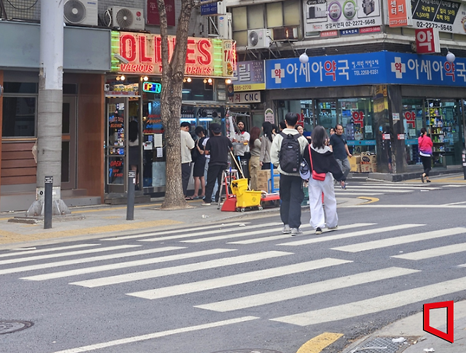 서울 중구 을지로3가역 인근 한 점포 앞에 사람들이 줄을 서있다. 사진=윤슬기 기자@