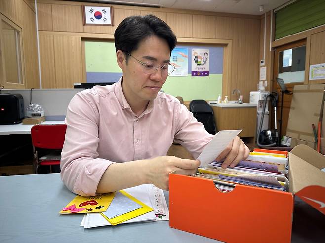 지난 9일 오후 경기 파주의 한 중학교에서 남현욱씨가 하나둘학교 학생들에게 받은 편지를 읽고 있다. /김영우 기자