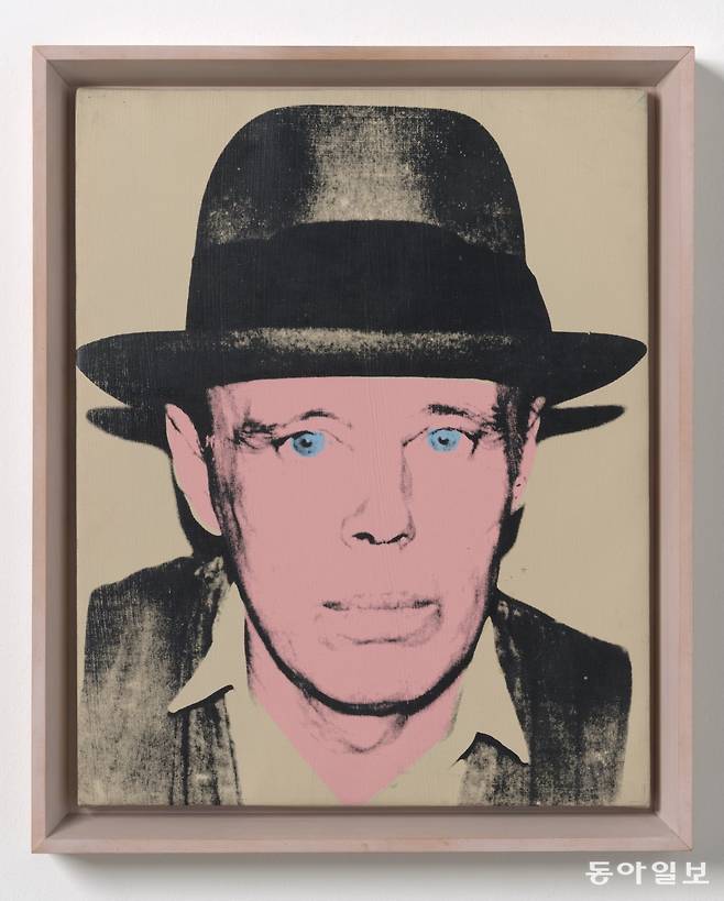 앤디 워홀, Joseph Beuys (Beige Background), 1980. 캔버스에 아크릴과 실크 스크린. 50.8 x 40.6 cm. ⓒ The Andy Warhol Foundation for the Visual Arts, Inc. / DACS, London, 2024. 사진 : Ulrich Ghezzi.