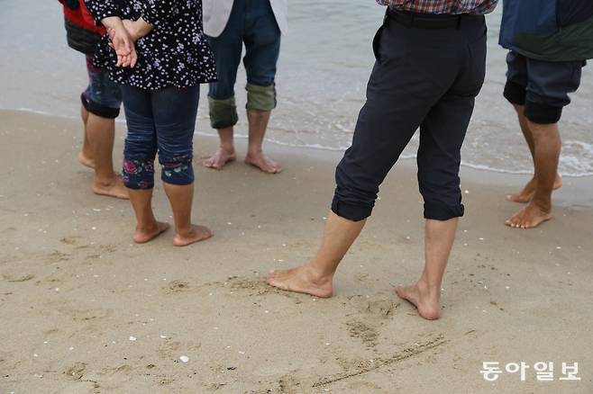 인천 중구 무의도 하나개해수욕장에서 맨발로 걷는 사람들. 무의도=양종구 기자 yjongk@donga.com