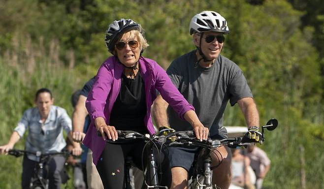 델라웨어 집에서 부인 질 여사와 함께 자전거를 타는 조 바이든 미국 대통령. 백악관 홈페이지
