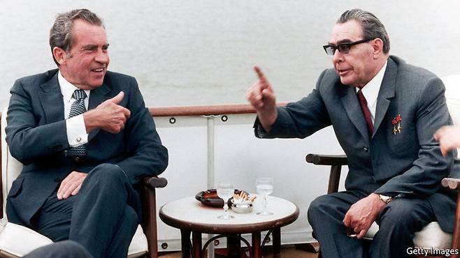 시쿼이어호에서 회담하는 리처드 닉슨 미국 대통령(왼쪽)과 레오니트 브레즈네프 소련 공산당 서기장(오른쪽). 리처드 닉슨 대통령 도서관 홈페이지
